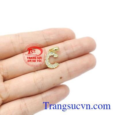 Sản phẩm được bảo hành uy tín, có thể đặt chế tác theo yêu cầu. Mặt dây chữ C lấp lánh