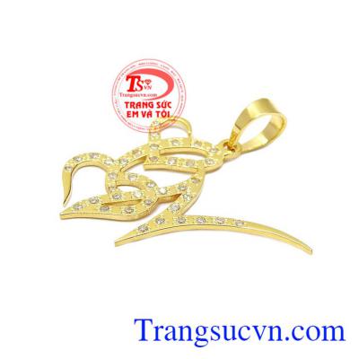 Được chế tác từ vàng tây 18k giúp cho sản phẩm được bền đẹp, sáng bóng với thời gian. Mặt dây chữ CN đẹp