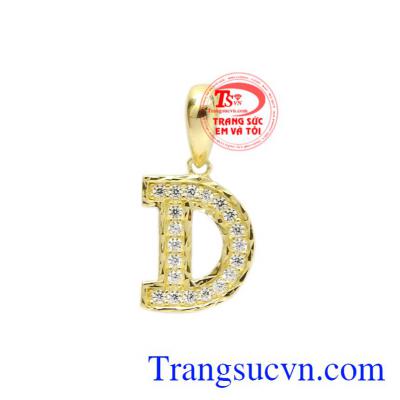 Mặt dây chữ D tinh tế được chế tác với đường nét uyển chuyển từ vàng 10k mang lại vẻ thời trang cho phái đẹp.