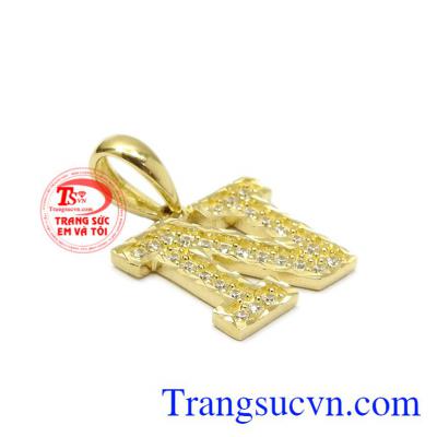 Mặt dây chữ hiện đang được giới trẻ yêu thích bởi nó mang lại vẻ trẻ trung và không bị lỗi mốt.