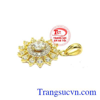 Sản phẩm tôn lên nét đẹp nữ tính, thời trang và quý phái cho người đeo.