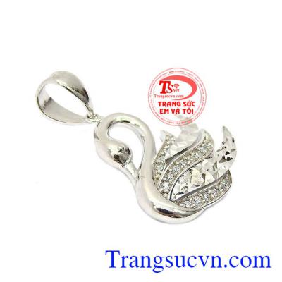 Sản phẩm thiết kế tinh tế, thời trang, sang trọng dễ dàng kết hợp nhiều loại dây chuyền khác nhau, tạo nên phong cách riêng cho phái đẹp