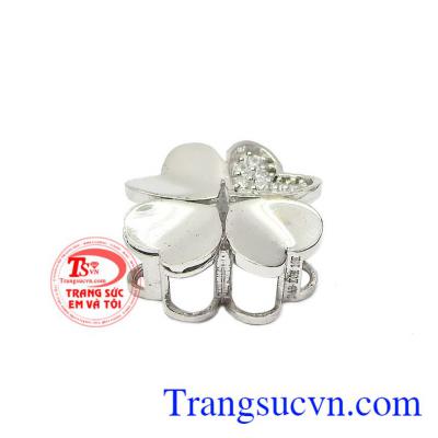 Mặt dây vàng 10k hình cỏ bốn lá là biểu tượng mang lại may mắn, hạnh phúc và bình an cho người đeo