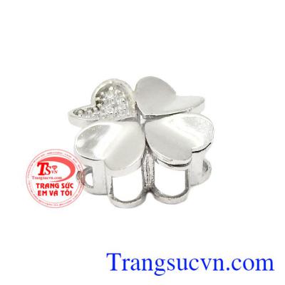 Sản phẩm với đường nét thanh thoát, nhẹ nhàng phù hợp nhiều kiểu dáng dây chuyền và tạo nên phong cách thời trang sang trọng và đẳng cấp cho phái đẹp