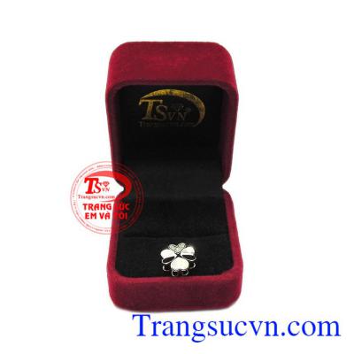 Mặt dây cỏ bốn lá duyên dáng thường được sử dụng làm quà tặng cho người yêu thương trong những dịp ý nghĩa