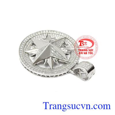 Mang vẻ đẹp sang trọng, đẳng cấp càng giúp phái mạnh khẳng định vị thế. Mặt dây nam thượng lưu