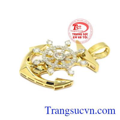 Mặt dây nam vàng mạnh mẽ phù hợp nhiều kiểu dây chuyền tạo nên phong cách riêng biệt và cá tính