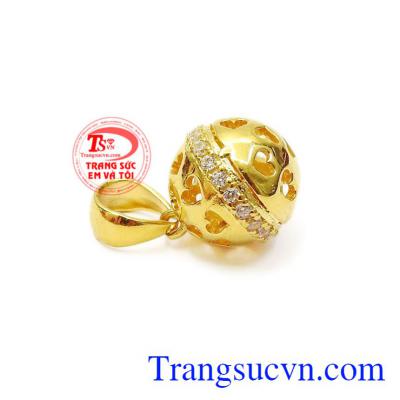 Mặt dây nữ dễ thương được chế tác từ vàng tây 10k bền đẹp và sáng bóng.