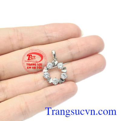 Mặt dây nữ vàng trắng phong cách là món quà tặng tuyệt vời cho người bạn yêu thương những dịp ý nghĩa