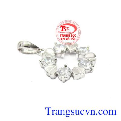 Mặt dây vàng trắng là một trong những sản phẩm được phái đẹp ưa chuộng nhất hiện nay