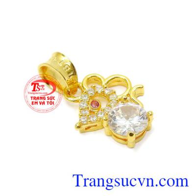 Chiếc mặt dây này kết hợp cùng dây chuyền vàng nhỏ xinh tạo điểm nhấn phong cách, hợp thời trang cho người đeo.