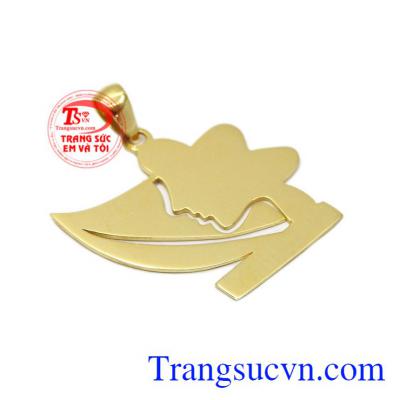 Chiếc mặt dây được chế tác hình cô gái và đôi môi gợi lên hình ảnh một cô nàng quyến rũ nhưng cũng vô cùng dễ thương.