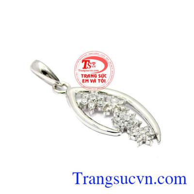 Mặt dây chuyền nữ vàng nhập khẩu Korea tôn lên sự nhẹ nhàng, sang trọng và duyên dáng cho người đeo