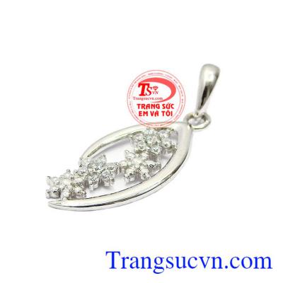 Mặt dây vàng trắng quý phái là dòng sản phẩm rất được phái đẹp ưa chuộng hiện nay, dễ dàng kết hợp với nhiều loại dây chuyền tạo nên phong cách thời trang cá tính