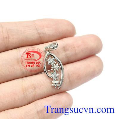 Mặt dây vàng trắng quý phái phù hợp làm quà tặng cho người bạn yêu thương những dịp ý nghĩa