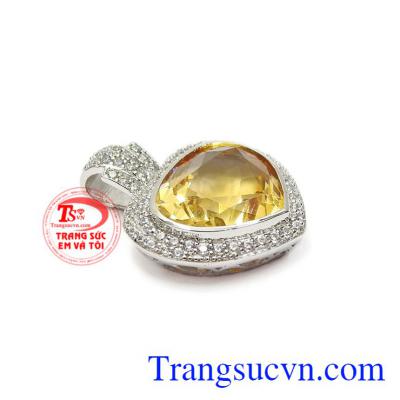 Hình tượng trái tim đã quá quen thuộc trên các món trang sức của nữ không chỉ đẹp mà còn mang ý nghĩa yêu thương, tình yêu cao cả.