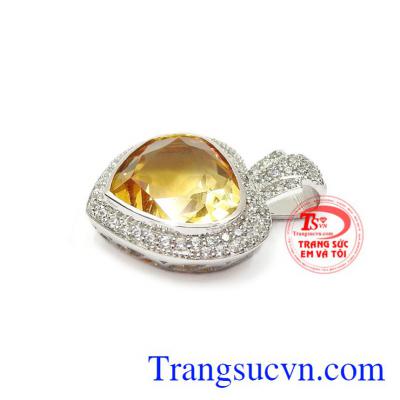 Mặt dây vàng trắng có thể kết hợp dây chuyền vàng trắng tôn lên vẻ sang trọng, thanh tú tạo điểm nhấn cho phái đẹp.