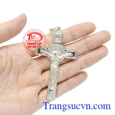 Mặt dây thánh giá để nhắc nhở chúng ta về sự hy sinh của Chúa để chuộc tội cho tất cả mọi người. Mặt thánh giá bạc cứu rỗi