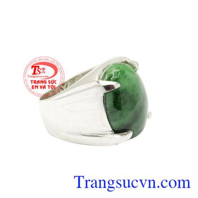 Ngọc cẩm thạch thiên nhiên luôn được các khách hàng lựa chọn bởi ngọc vừa hợp mệnh, vừa mang lại vẻ sang trọng cho người dùng. Nhẫn bạc nam cẩm thạch thời trang