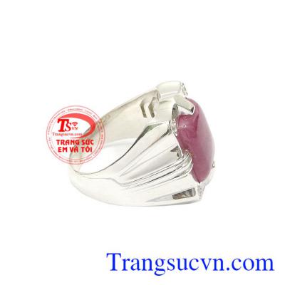 Bạn có thể kết hợp cùng nhiều trang phục khác nhau. Nhẫn bạc nam ruby thiên nhiên