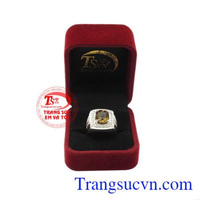 Nhẫn bạc nam thạch anh khói đẹp có thể kết hợp cùng nhiều kiểu trang phục khác nhau. Nhẫn bạc nam thạch anh khói đẹp