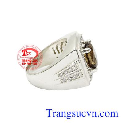 Sản phẩm kết hợp với thạch anh khói thiên nhiên hợp phong thủy, giúp người dùng được bình an và thịnh vượng. Nhẫn bạc nam thạch anh khói đẹp