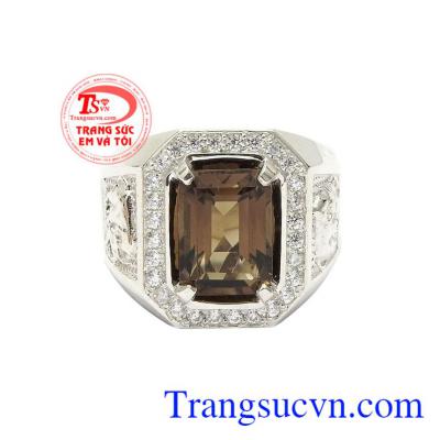 Nhẫn bạc nam thạch anh khói tuổi sửu được chế tác với công nghệ hiện đại, phong cách hợp thời trang.