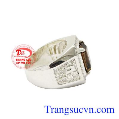 Từng chi tiết được chạm khắc tỉ mỉ, tinh xảo mang đến cho người dùng một sản phẩm nam tính. Nhẫn bạc nam thạch anh khói tuổi sửu
