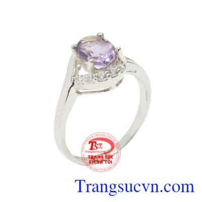 Nhẫn bạc thạch anh tím tinh tế sẽ là sản phẩm được phái đẹp yêu thích và ưa chuộng.