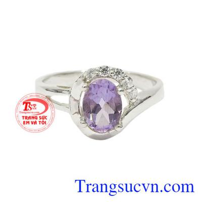 Chiếc nhẫn bạc thạch anh vừa có công dụng làm đẹp vừa giúp người đeo gặp nhiều may mắn, tăng cường sức khỏe.