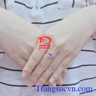 Nhẫn bạc thạch anh tím tinh tế xinh xắn.
