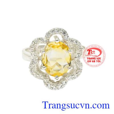 Sản phẩm được đính viên thạch anh vàng chính giữa và kết các viên CZ xung quanh giống như bông hoa mai mùa xuân mang lại vẻ tươi tắn, trẻ trung.