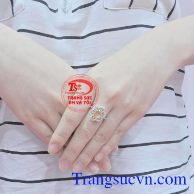 Nhẫn bạc thạch anh vàng tinh tế hợp thời trang.
