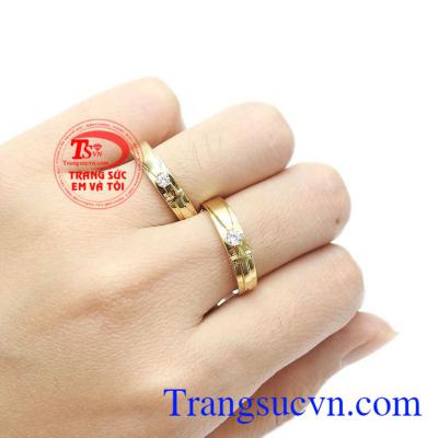 Đôi nhẫn cưới được chế tác với hình thánh giá giúp tình yêu của đôi bạn luôn trọn vẹn trong sự ban phước từ nơi Chúa. Nhẫn cưới thánh giá yêu thương