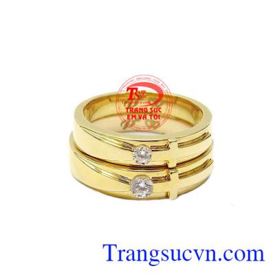 Nhẫn cưới thánh giá yêu thương được chế tác từ vàng tây 14k bền đẹp, sáng bóng.