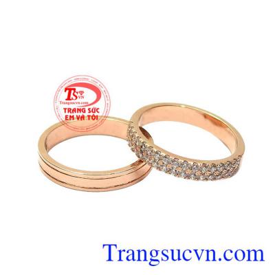 Nhẫn cưới vàng hồng tình yêu được chế tác tinh xảo từ vàng hồng 18k vô cùng nổi bật và độc đáo.