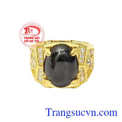 Nhẫn nam vàng ấn tượng là sự kết hợp của vàng màu 10k cùng đá nhân tạo màu đen mang lại vẻ đẹp sang trọng và lịch lãm.