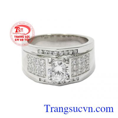 Kiểu dáng trẻ trung, bắt mắt kết hợp cùng đá CZ sáng lấp lánh mang lại vẻ nổi bật nhưng không kém phần nam tính,Nhẫn nam vàng trắng kiểu cách