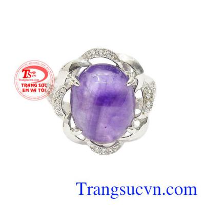 Chiếc nhẫn bạc mang lại vẻ tinh tế, thanh nhã cho phái đẹp.
