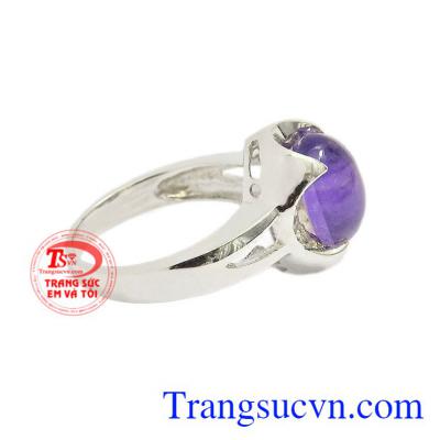 Theo người Hy Lạp cổ đại, đá thạch anh tím có khả năng giữ cho đầu óc luôn tỉnh táo, tăng cường sức khỏe. Nhẫn nữ bạc thạch anh tím