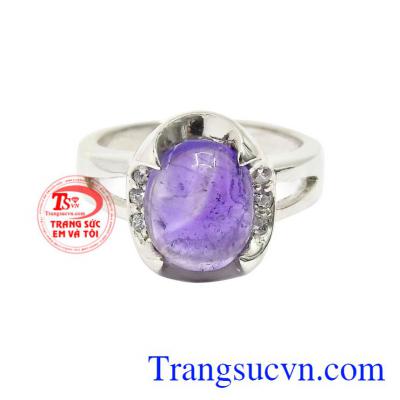Đá thạch anh tím đã quá quen thuộc với những người yêu thích đá quý. Nhẫn nữ bạc thạch anh tím