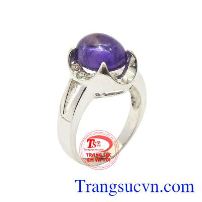 Nhẫn nữ bạc thạch anh tím được chế tác tinh xảo từ bạc chất lượng và đá thạch anh tím.