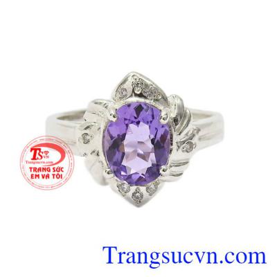 Thạch anh tím mang lại điềm lành, xua đuổi tà ma, ngăn ngừa nhiễm độc.