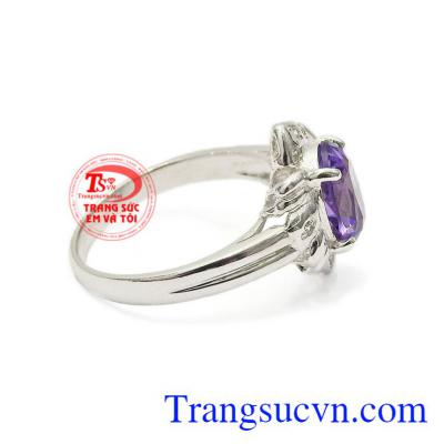 Nhẫn nữ bạc vừa làm đẹp vừa giúp tránh gió.