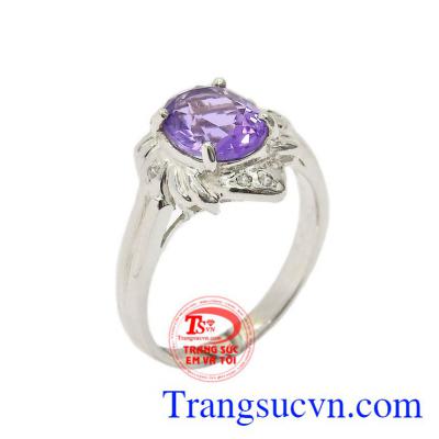 Nhẫn nữ thạch anh tím bạc được chế tác công phu từ công nghệ cáo từ viên đá thạch anh tím xinh xắn và bạc chất lượng.