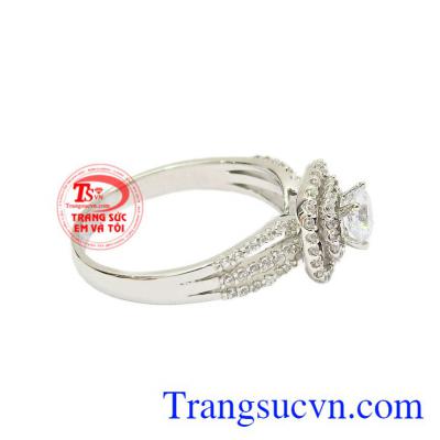 Đây sẽ là món quà vô cùng ý nghĩa và đặc biệt để dành tặng cho người yêu thương. Nhẫn nữ vàng trắng say mê