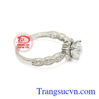 Sản phẩm mang lại vẻ xinh xắn, đeo hợp thời trang, phòng cách. Nhẫn nữ vàng trắng thục nữ