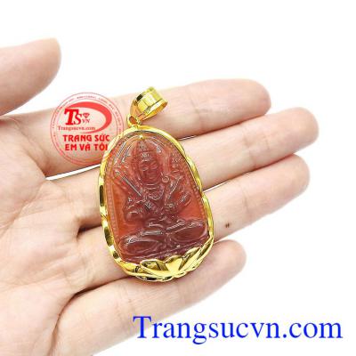 Mặt phật bọc vàng phù hợp nhiều loại dây chuyền khác nhau, mang lại phong cách sang trọng, đẳng cấp và thời trang cho phái mạnh