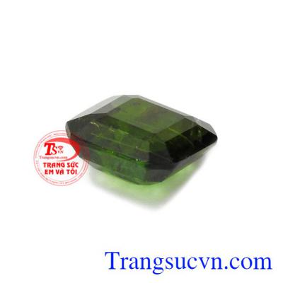 Viên Tourmalin xanh lá này còn đem lại nhiều lợi ích về sức khỏe như hồ trợ loại bỏ các độc tố ra khỏi cơ thể, chữa các bệnh về tim và hệ miễn dịch.