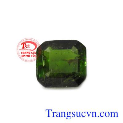 Đá Tourmalin hiện đang được ưa chuộng và là loại đá có giá trị cao thường được gắn lên trang sức tạo điểm nhấn cho các quý ông, quý bà.